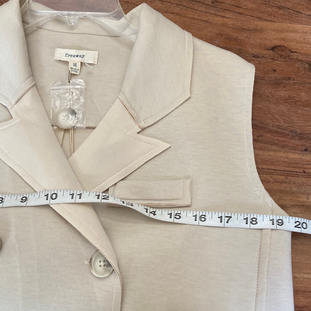 FREEWAY Women's Light Beige Double-Breasted Long Vest
SIZE M - Picture 8 of 10